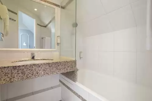 Hotel Pastel Paris - Bathroom with bathtub